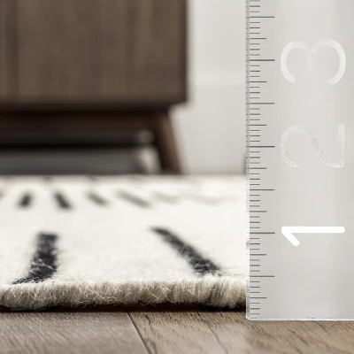 NuLOOM Delora Bohemian Wool Blend Tasseled Area Rug 2 NuLOOM Delora Bohemian Wool Blend Tasseled Area Rug - Image 2